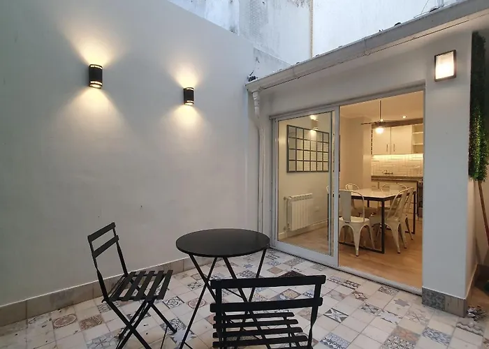 3 Ambientes Con Patio Frente A Plaza Colon