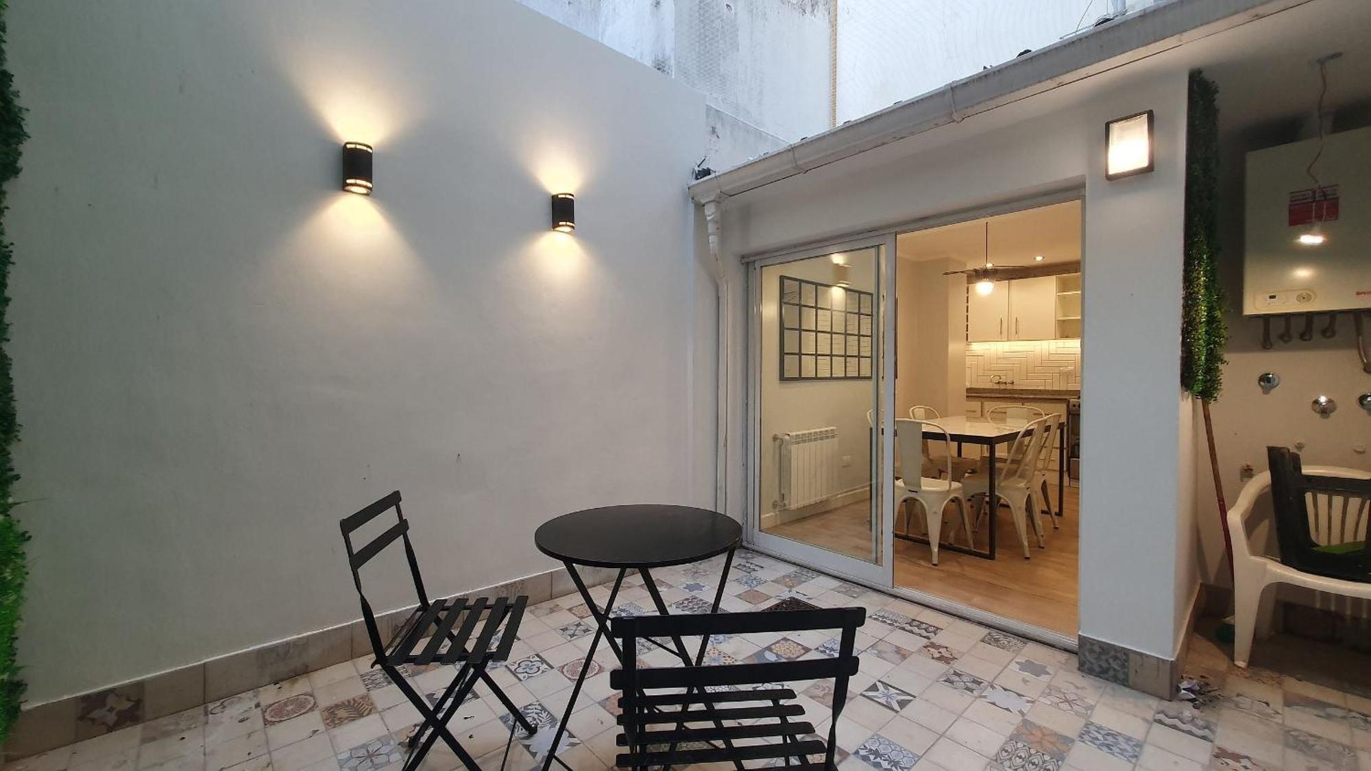 3 Ambientes Con Patio Frente A Plaza Colon *